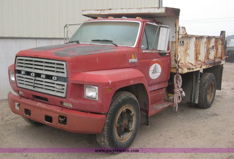 image for item 3809 1982 Ford F 600 truck with 10' dump bed and hoist