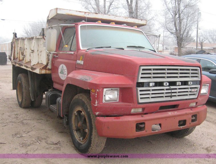 image for item 3809 1982 Ford F 600 truck with 10' dump bed and hoist