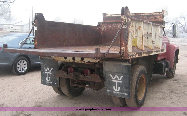 image for item 3809 1982 Ford F 600 truck with 10' dump bed and hoist