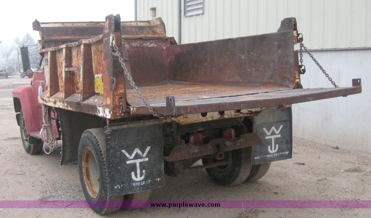 image for item 3809 1982 Ford F 600 truck with 10' dump bed and hoist