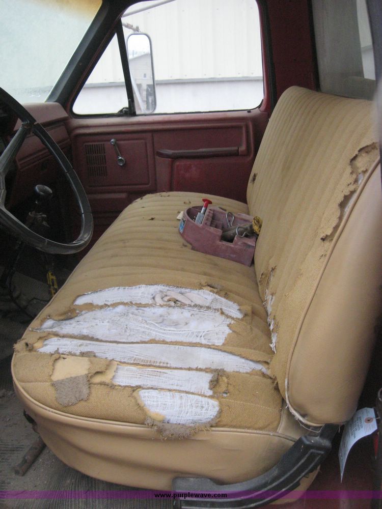 image for item 3809 1982 Ford F 600 truck with 10' dump bed and hoist