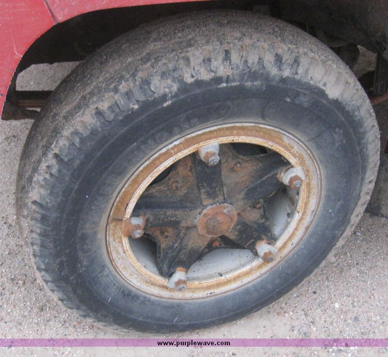 image for item 3809 1982 Ford F 600 truck with 10' dump bed and hoist