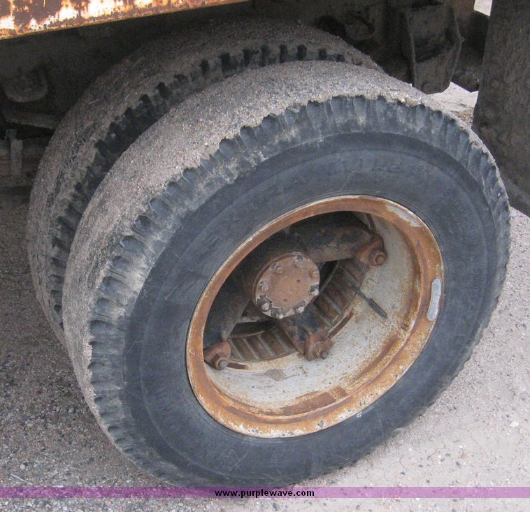 image for item 3809 1982 Ford F 600 truck with 10' dump bed and hoist