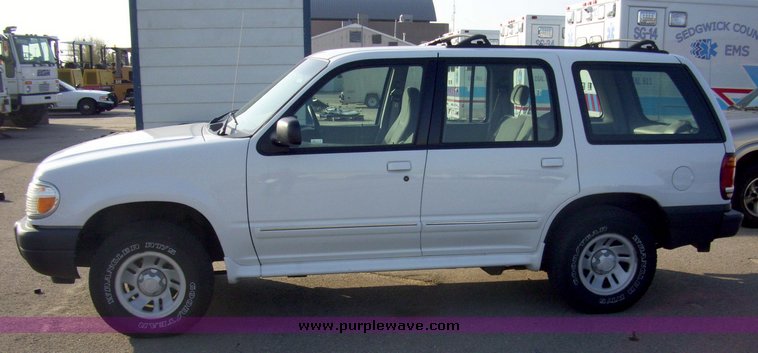 image for item 4013 2000 Ford Explorer XL