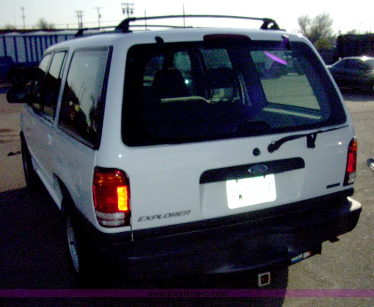 image for item 4013 2000 Ford Explorer XL