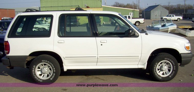 image for item 4013 2000 Ford Explorer XL