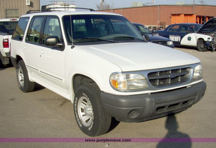 image for item 4013 2000 Ford Explorer XL