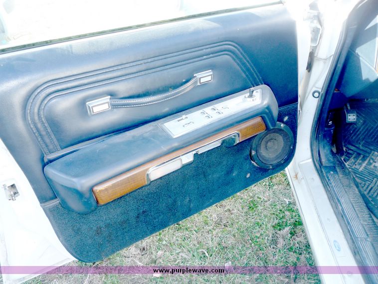 image for item 5101 1991 Ford Crown Victoria S