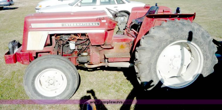 image for item 5105 International 464 tractor