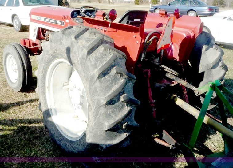image for item 5105 International 464 tractor
