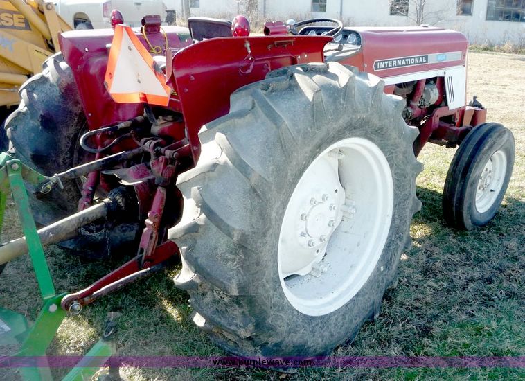 image for item 5105 International 464 tractor