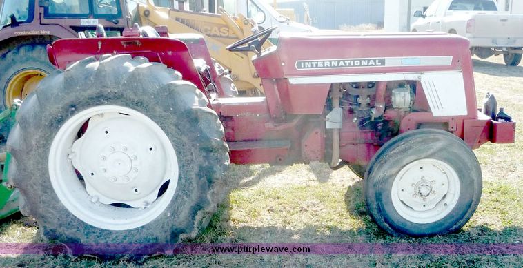 image for item 5105 International 464 tractor