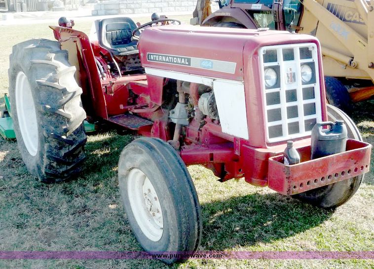 image for item 5105 International 464 tractor