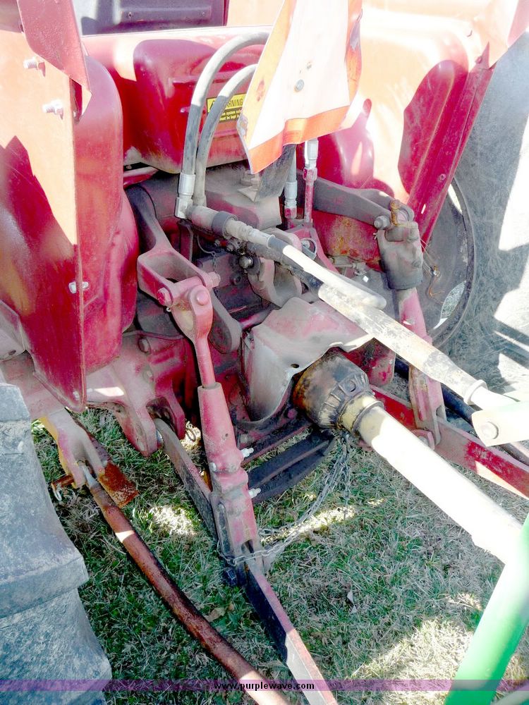 image for item 5105 International 464 tractor