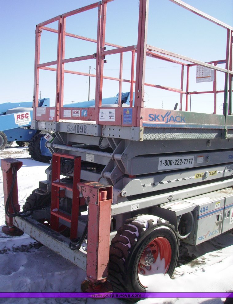 image for item 1004 2004 Skyjack SJ 7127 scissor lift