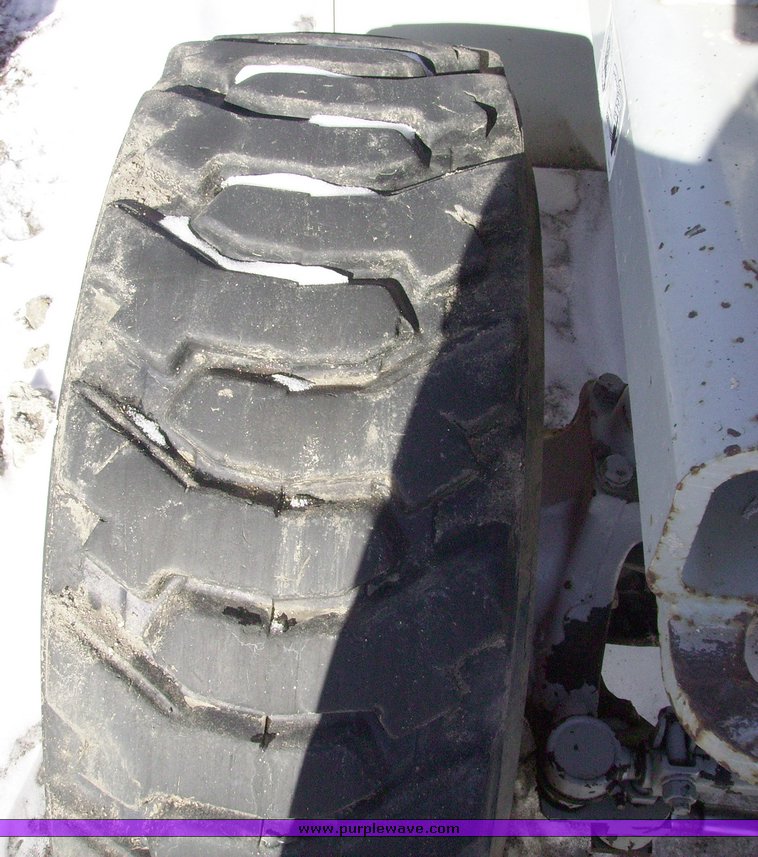 image for item 1004 2004 Skyjack SJ 7127 scissor lift