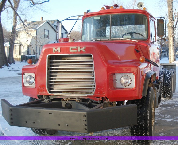 image for item 1050 1987 Mack DM600 truck