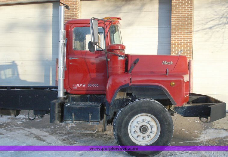 image for item 1050 1987 Mack DM600 truck