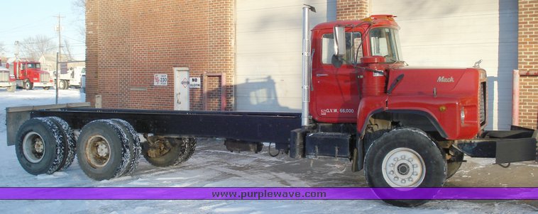 image for item 1050 1987 Mack DM600 truck