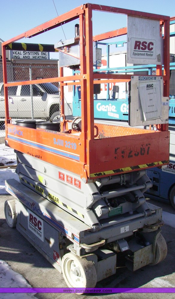image for item 1100 2005 Skyjack SJIII-3219 scissor lift