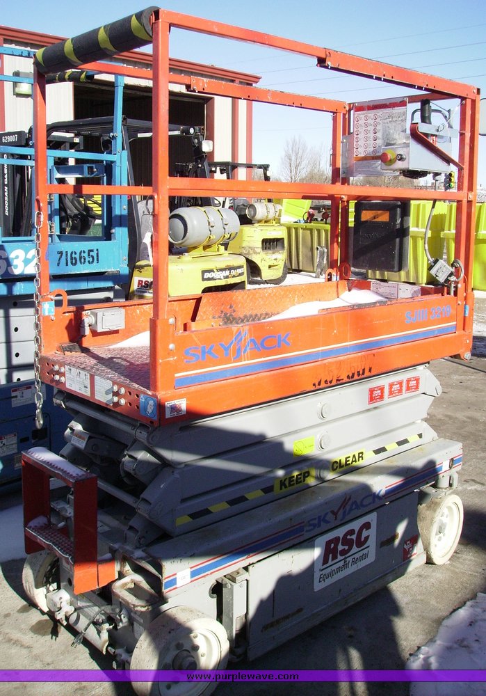 image for item 1100 2005 Skyjack SJIII-3219 scissor lift