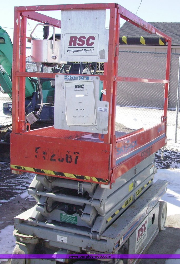 image for item 1100 2005 Skyjack SJIII-3219 scissor lift