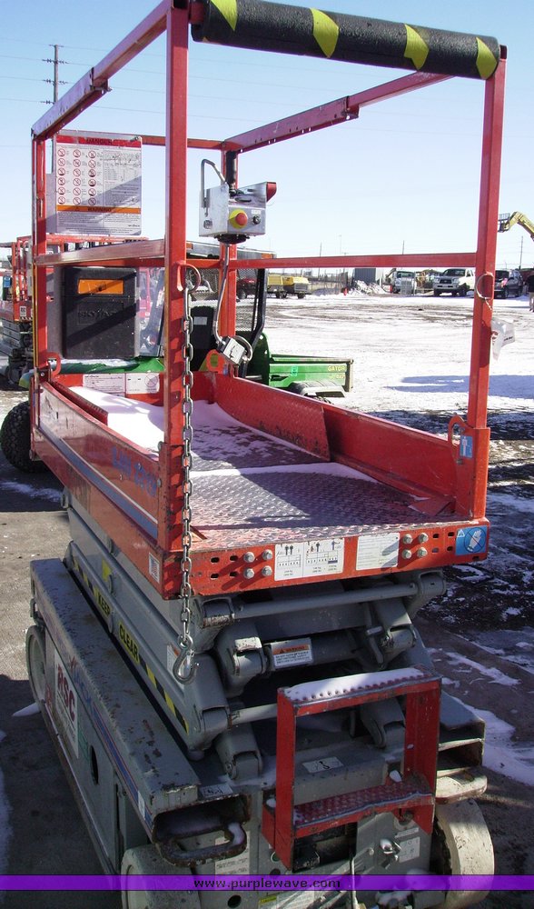 image for item 1100 2005 Skyjack SJIII-3219 scissor lift