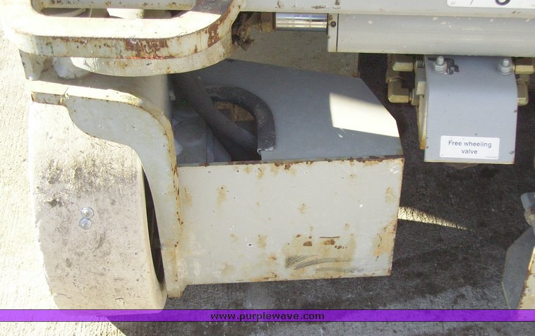 image for item 1100 2005 Skyjack SJIII-3219 scissor lift