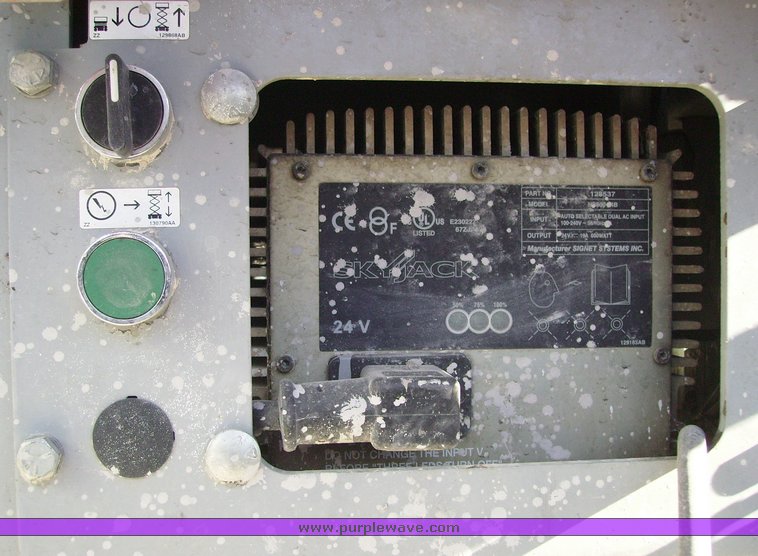 image for item 1100 2005 Skyjack SJIII-3219 scissor lift