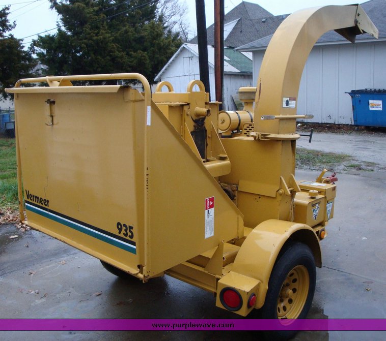 image for item 1203 Vermeer 935 chipper