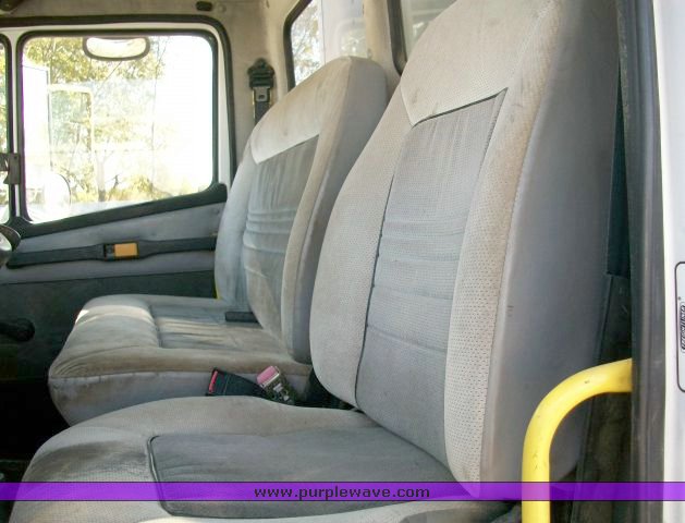 image for item 1501 1999 Freightliner Medium Conventional FL70 box truck