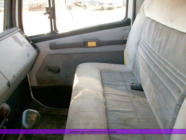 image for item 1501 1999 Freightliner Medium Conventional FL70 box truck