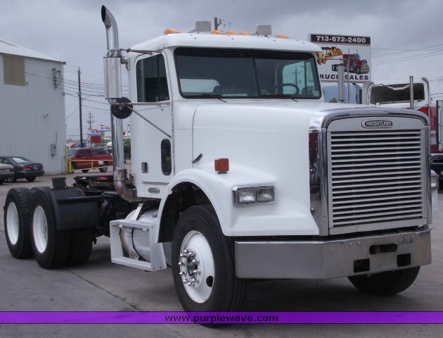 image for item 1503 1999 Freightliner Conventional FLD120 semi truck
