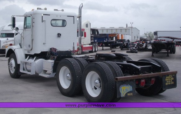 image for item 1503 1999 Freightliner Conventional FLD120 semi truck