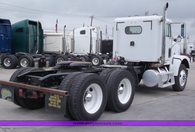 image for item 1503 1999 Freightliner Conventional FLD120 semi truck