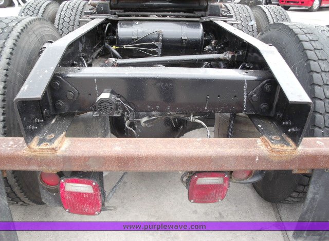 image for item 1503 1999 Freightliner Conventional FLD120 semi truck