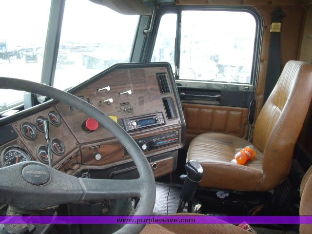 image for item 1503 1999 Freightliner Conventional FLD120 semi truck