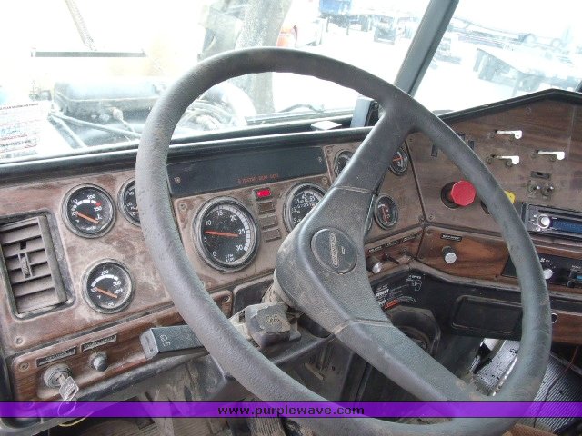 image for item 1503 1999 Freightliner Conventional FLD120 semi truck