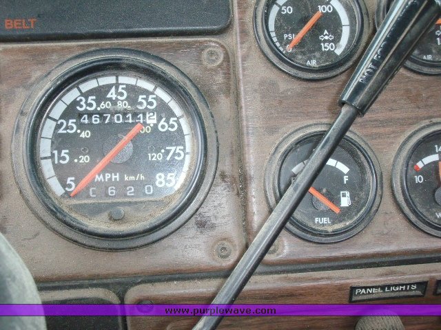 image for item 1503 1999 Freightliner Conventional FLD120 semi truck