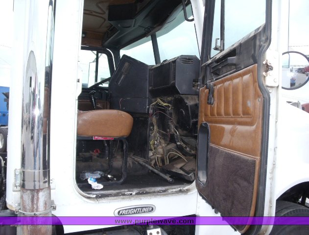 image for item 1503 1999 Freightliner Conventional FLD120 semi truck