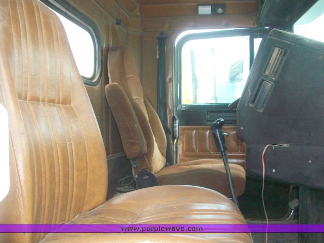 image for item 1503 1999 Freightliner Conventional FLD120 semi truck