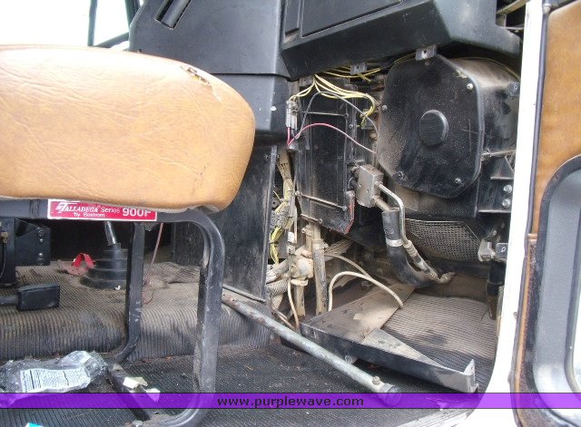 image for item 1503 1999 Freightliner Conventional FLD120 semi truck