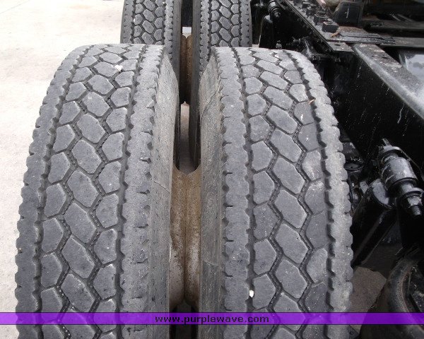 image for item 1503 1999 Freightliner Conventional FLD120 semi truck