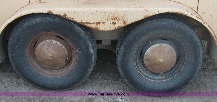 image for item 3172 1978 14' metal enclosed trailer