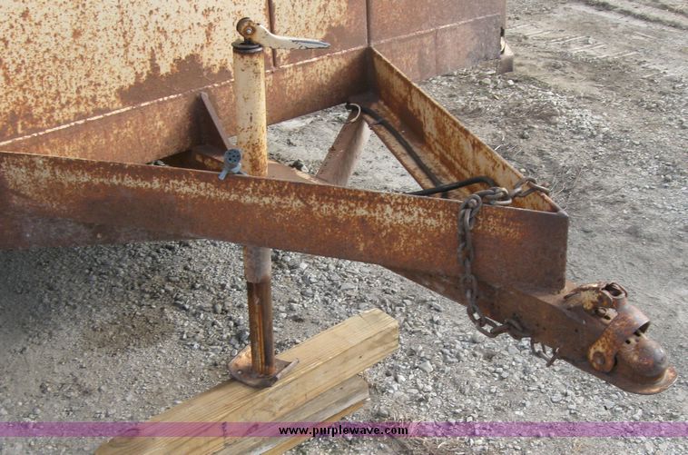 image for item 3172 1978 14' metal enclosed trailer