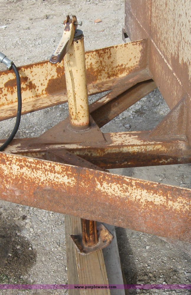 image for item 3172 1978 14' metal enclosed trailer