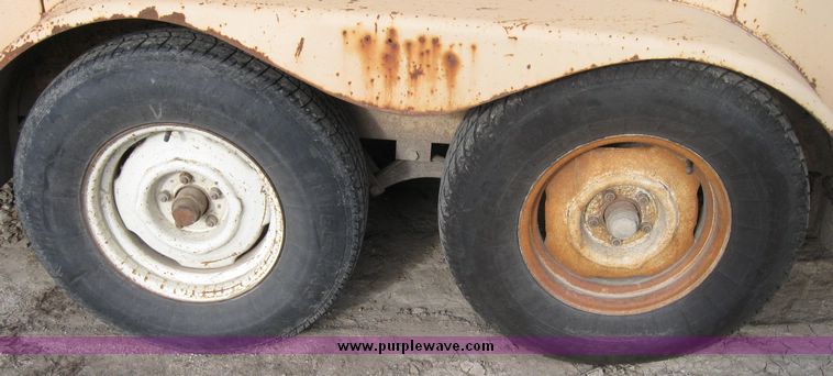 image for item 3172 1978 14' metal enclosed trailer