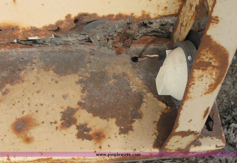 image for item 3172 1978 14' metal enclosed trailer