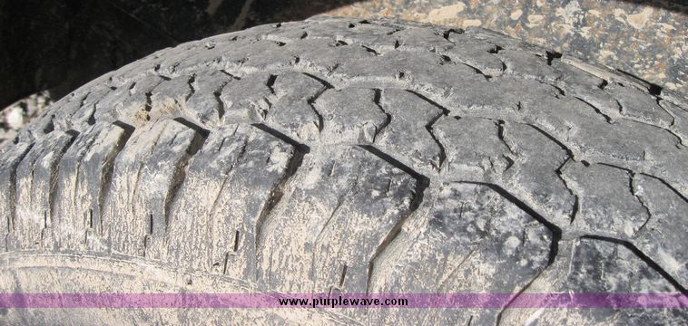 image for item 3256 1999 16' tandem axle trailer