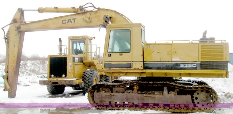 image for item 5152 1989 Caterpillar 235C excavator